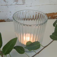 Ljuslykta i klart glas med räfflor