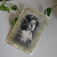 Vintagekort - Flicka med liten bukett