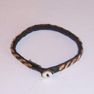 Armband i svart och natur