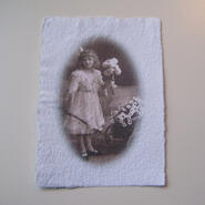 Kort  - Flicka med bukett och blomvagn