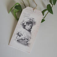 Vintagetag - Flicka med hatt och blombukett