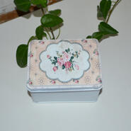Box - vit med rosa rosor