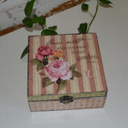 Box med mönster i rosa och grönt - lilla